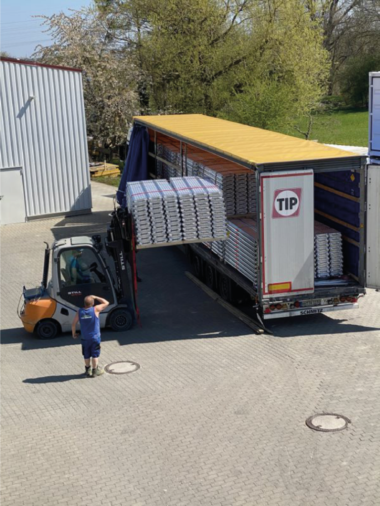 E-Wahner Gabelstapler belädt LKW mit Gerüstteilen