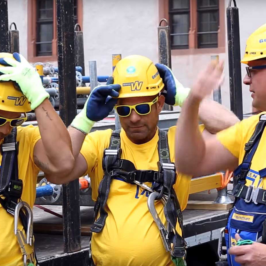 E-Wahner Mitarbeiter mit Sonnenbrillen und Helmen in gelb