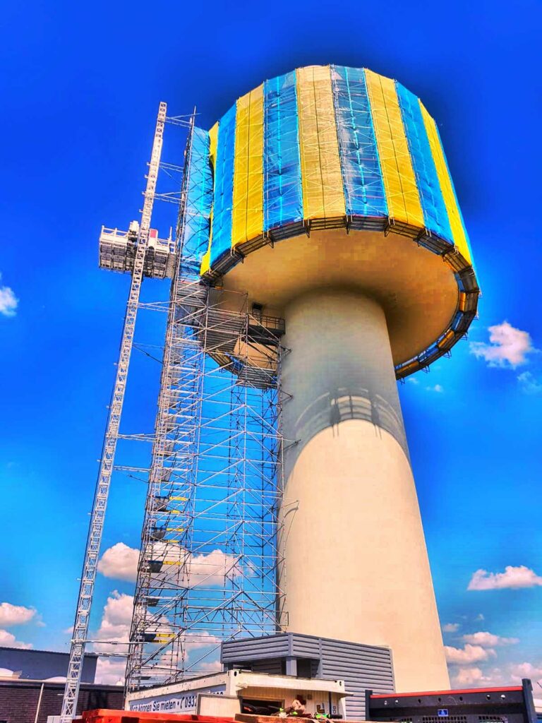 Turm mit E-Wahner Gerüst in blau gelb