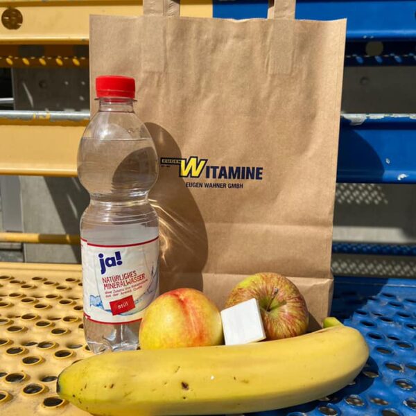Die Vitamintüte mit Banane, Äpfeln, Traubenzucker und Wasser