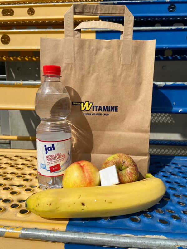 Die Vitamintüte mit Banane, Äpfeln, Traubenzucker und Wasser