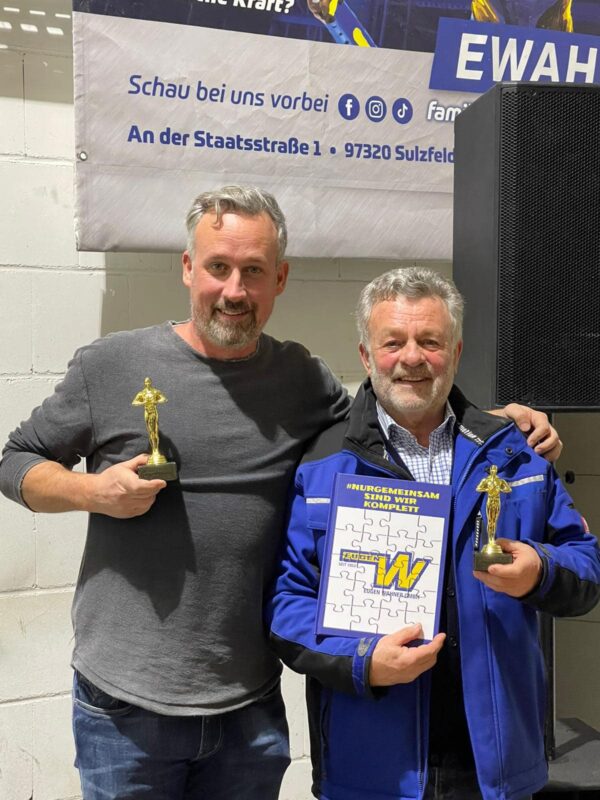 Thorsten und Benno Wahner mit den Danke Awards vom Team