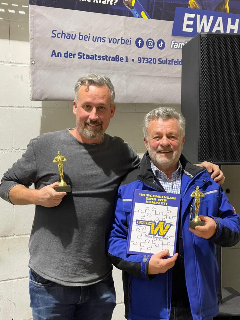 Thorsten und Benno Wahner mit den Danke Awards vom Team