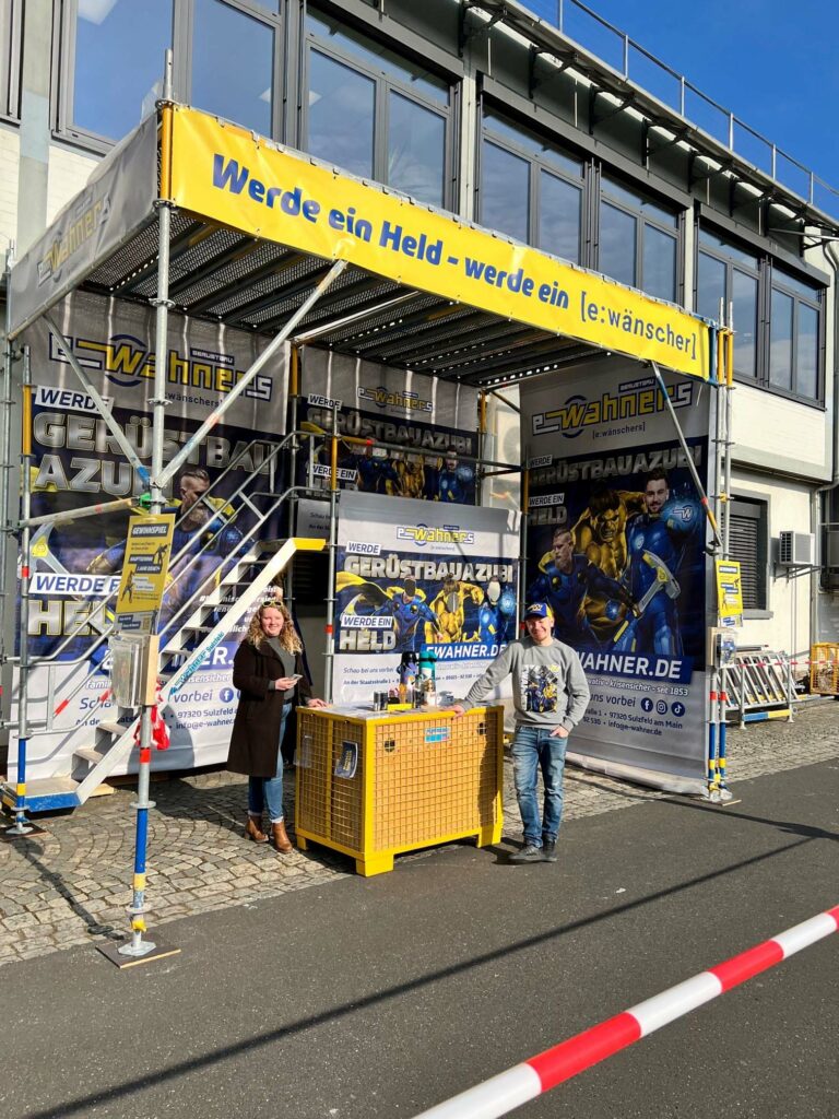Mitarbeiter am E-Wahner Messestand am HWK Machertag