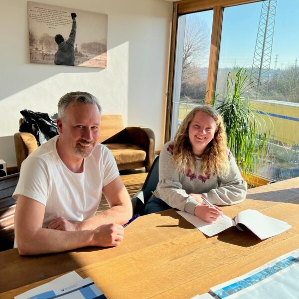 Thorsten Wahner und Sarah Hartmann beim Vertrag unterzeichnen