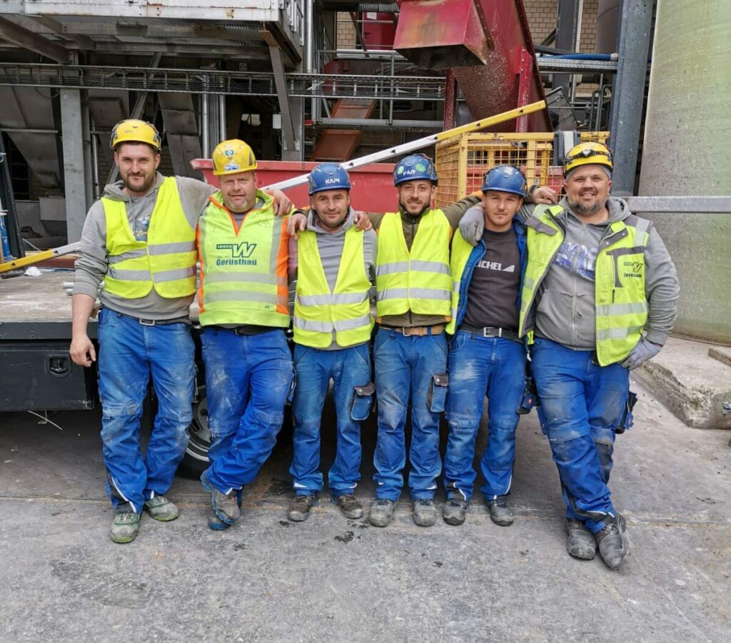 E-Wahner Teammitglieder vor Baustelle