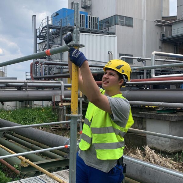 Praktikant von E-Wahner beim Aufbauen eines Gerüsts