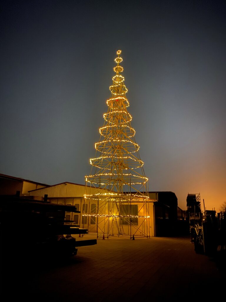 E-Wahner Weihnachtsbaum aus Gerüst mit Lichterkette bei Nacht
