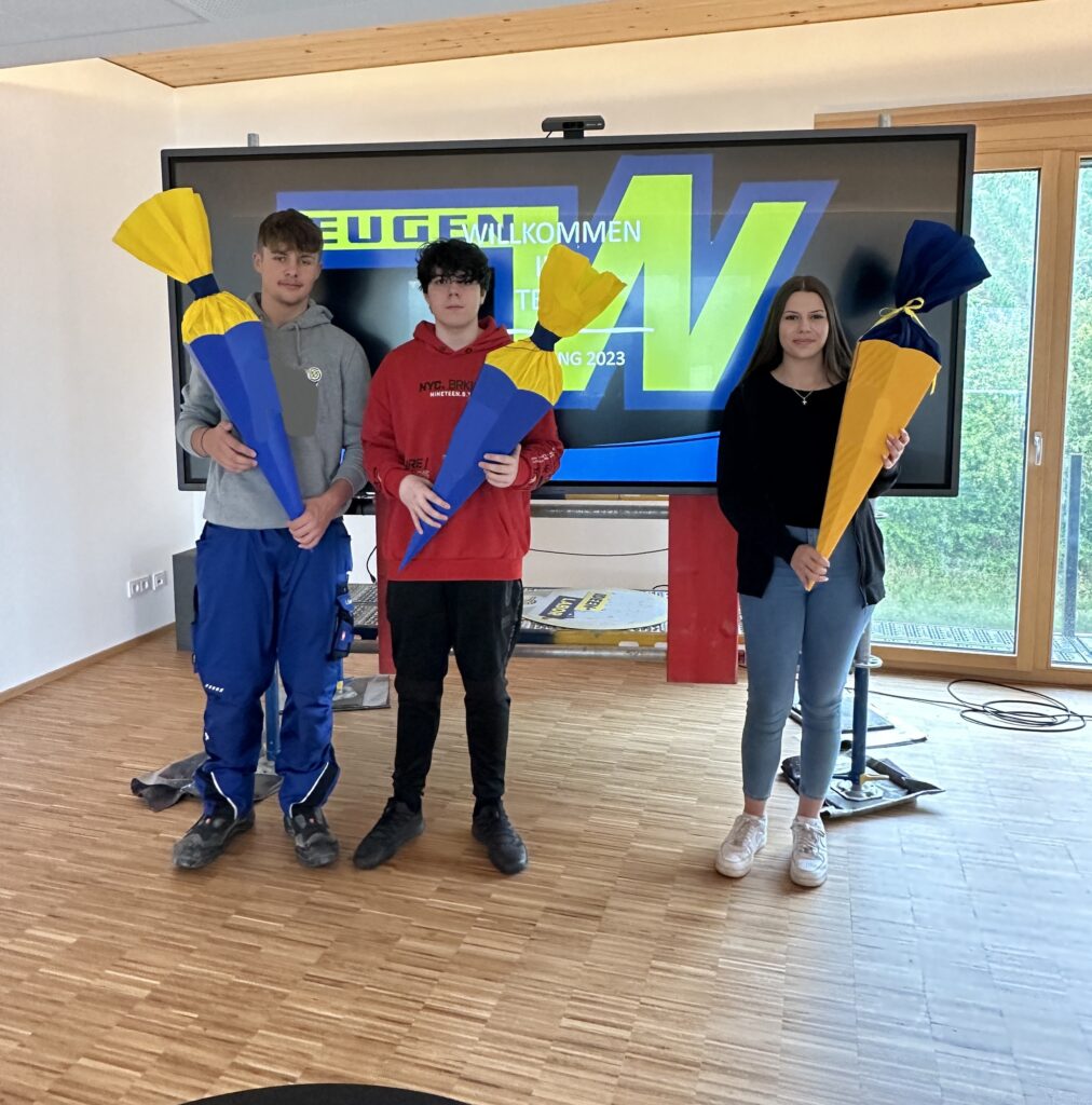 Neue E-Wahner Azubis mit Schultüten