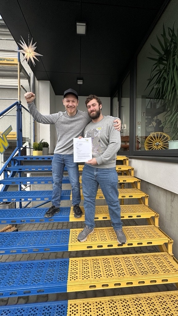 Sven Dees ehemaliger Azubi der Firma Eugen Wahner GmbH erhält seinen Gesellenbrief