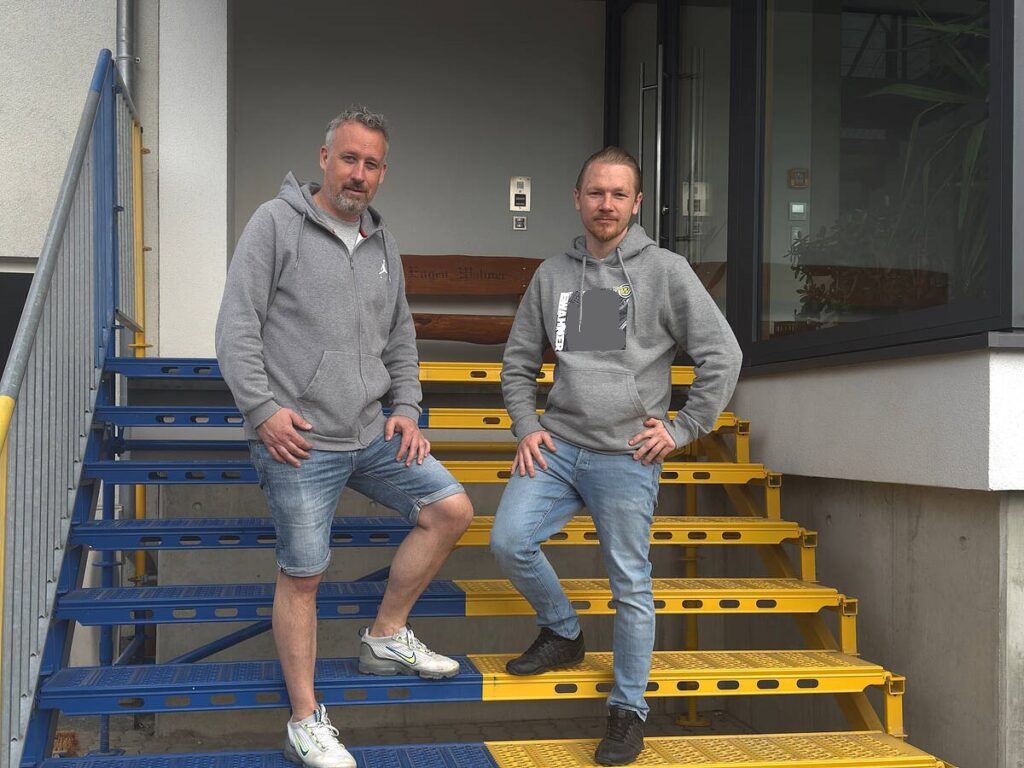 Thorsten Wahner und Timo Hausmann vor Eingang des E-Wahner Firmengebäudes